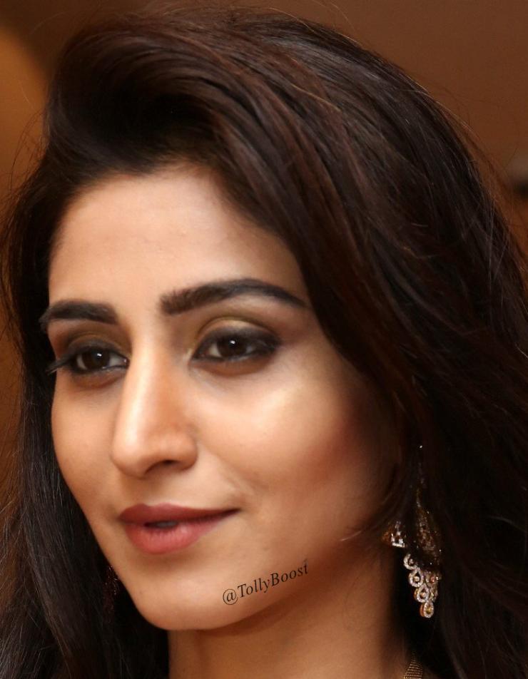 Indian TV goddess Varshini Sounderajan Jewelry Earrings Face Closeup